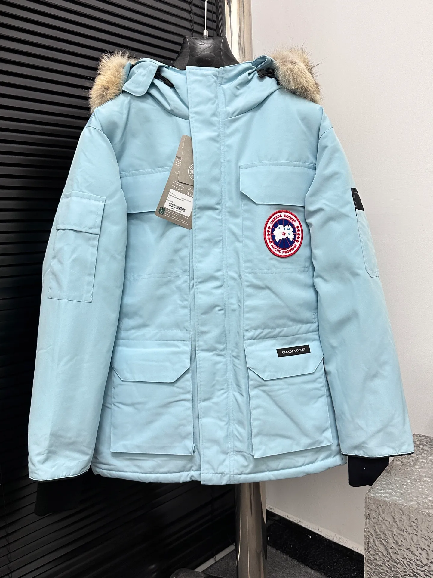 P780 Top Purchasing Version (Wolf Hair Optional) 🇨🇦CANADA GOOES 24 new models 08 models/couple models Factory direct supply: supplying global purchasing agents, micro-business, entities, Tmall, high-end stalls and studio cooperation, free shipping! Canada Goose Expedition Parka 2008 is the same style for men and women. It is mid-length and the most timeless classic. All Arctic and Antarctic scientific expedition teams choose Canada Goose as their cold-proof equipment. It is the Rolls-Royce of down jackets. ➖ Industry-leading anti-counterfeiting chip sensing. ➖ Imported Behringer embroidery machines and customized embroidery labels, the highest level and industry leading. ➖ Imported Korean 21-count polyester-cotton blended original fabric, TC85 waterproof coated fabric, water-repellent, windproof and wear-resistant. ➖ The new national standard 80 white duck down is filled with an average of 520 grams of down. The amount of down filled is industry-leading. ➖ 100% nylon lining with double double-layer sealing design to prevent velvet running, and seamless thread design on the cuffs! ➖ Western Canadian Green Wolf Collar. ➖ Yoshida YKK provides original factory-customized electroplated sliders. YKK two-way lockable zippers are tight and smooth and do not peel off paint. ➖ 3M composite Velcro is durable and the accessories and hardware are all custom-made. Note: Our copywriting is only simple and clear. Instead of bragging about the copywriting, it is better to compare and understand with samples. Only for the purest goose, the most dedicated, the most professional, the highest quality, the highest cost performance!  Size:XS-XXL